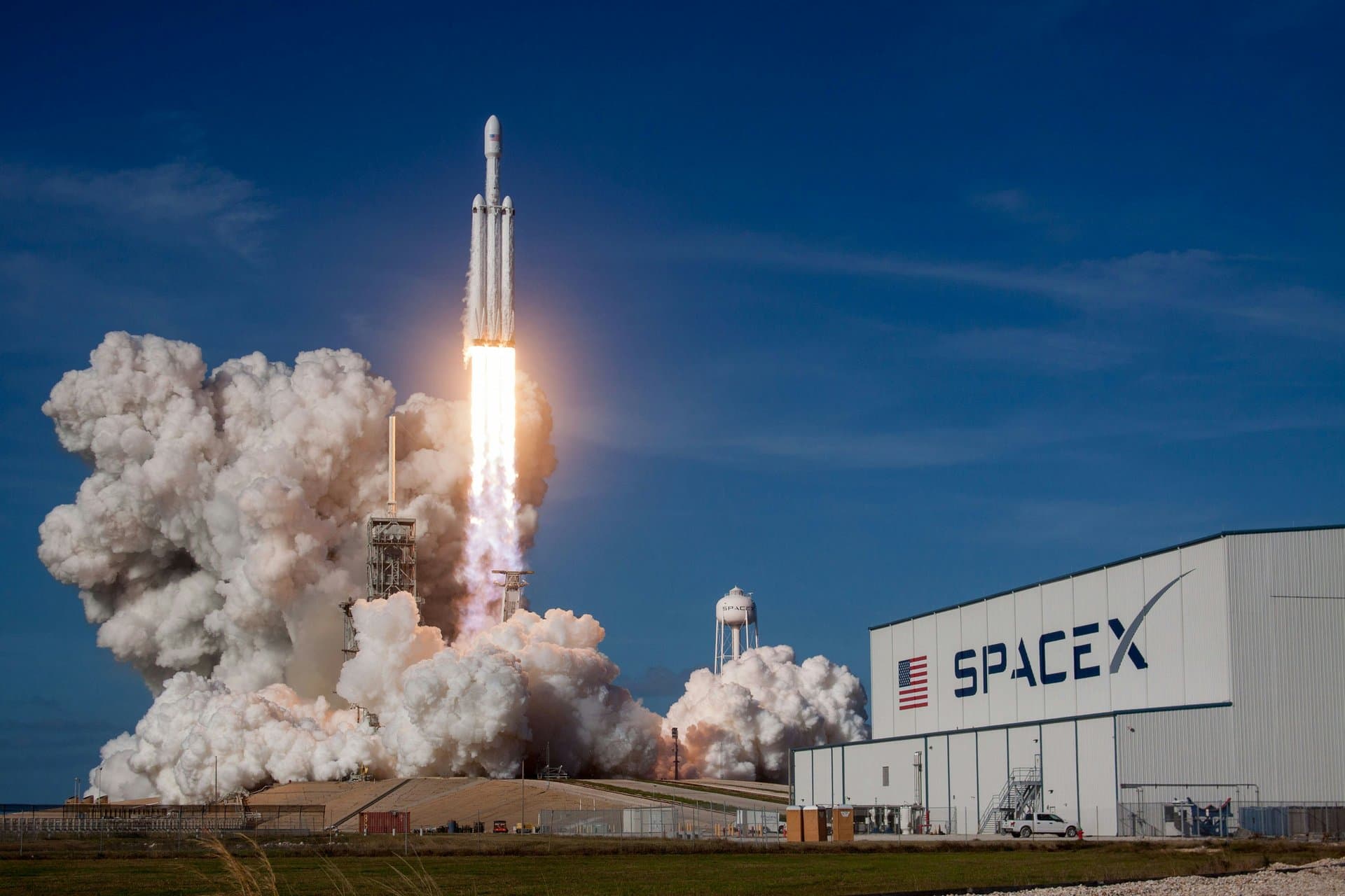 a spacex spaceship launching