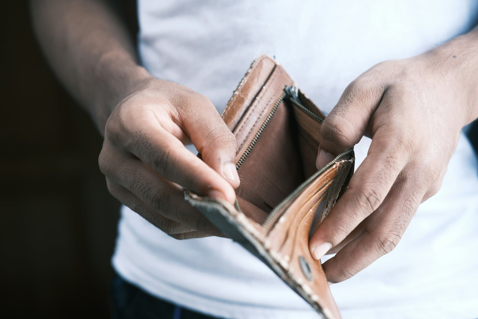 hands showing an empty wallet