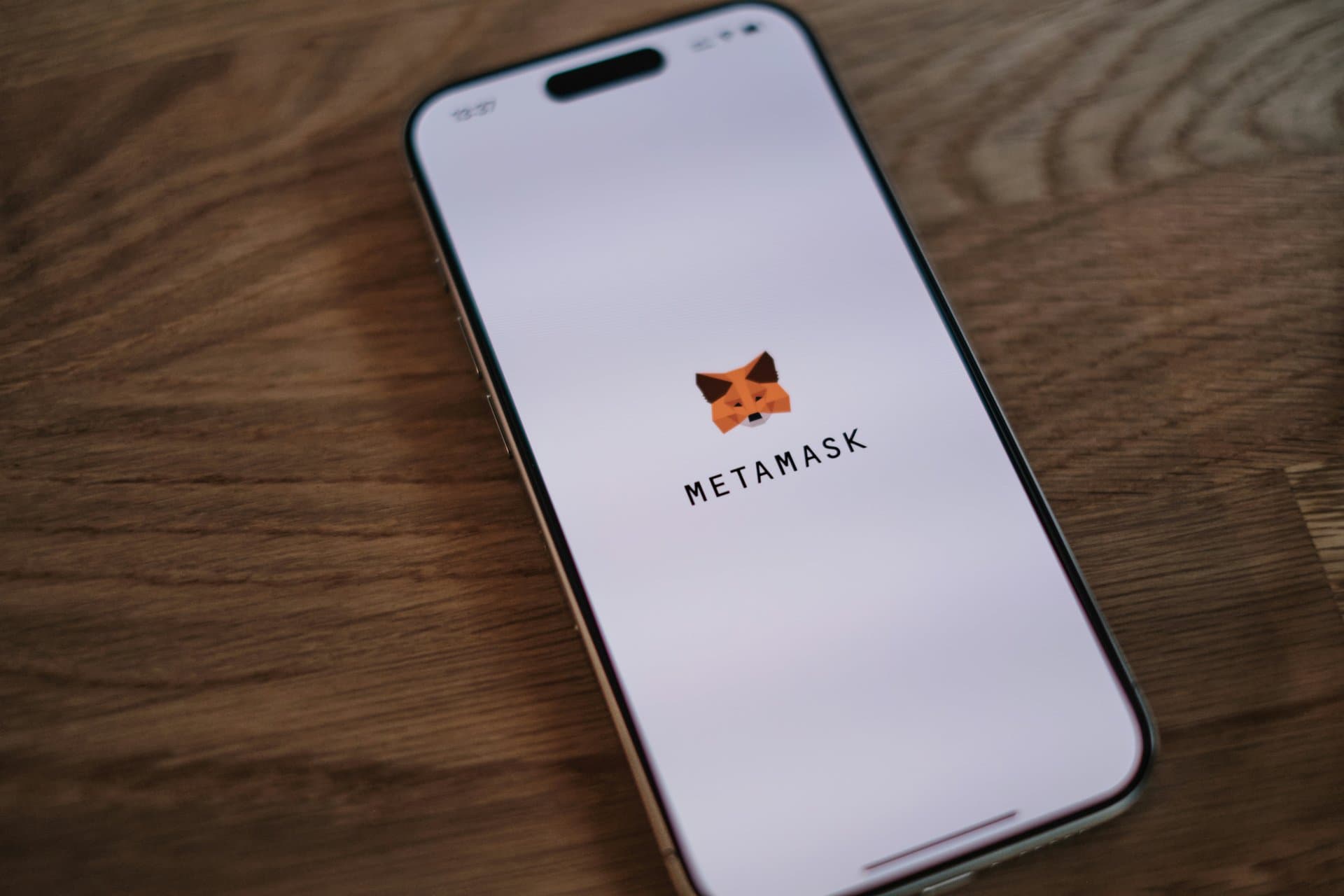 metmask logo on smartphone screen