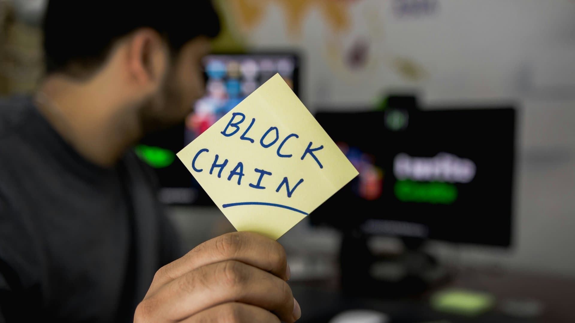 a sticky not with Block Chain written on it