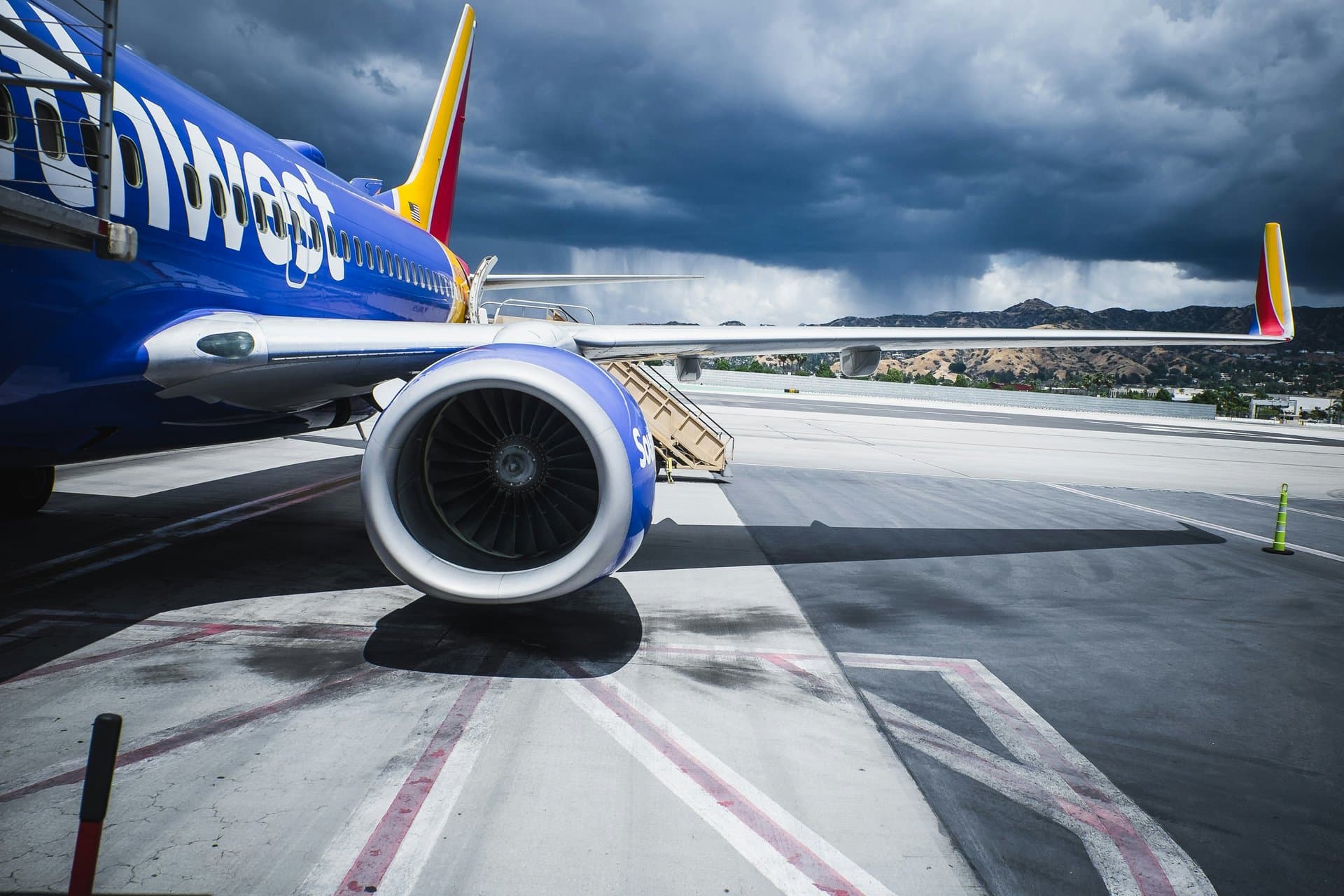 an engine of a blue airplane