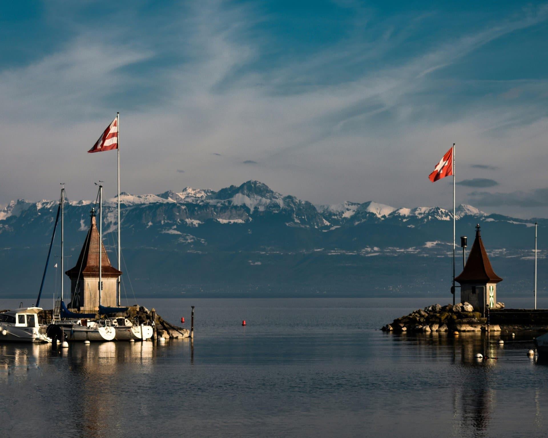 Two adjecent islands with US and Swiss flag