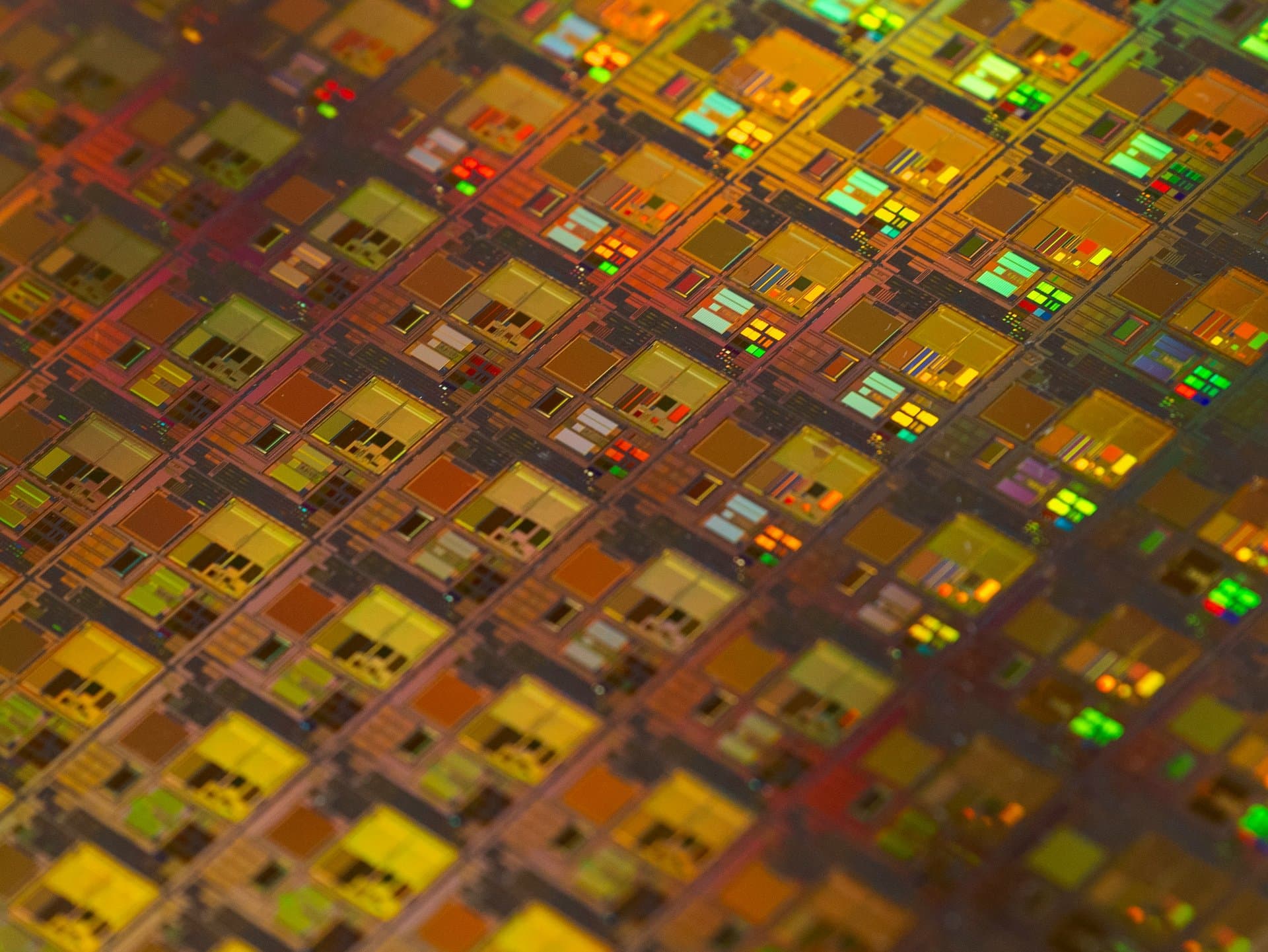 Electronic chips zoom in